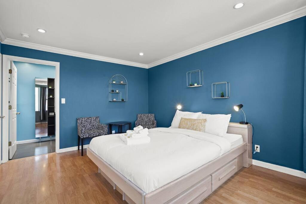 Beautiful Spacious House 2br / 4br In Silver Terrace Сasa de vacaciones